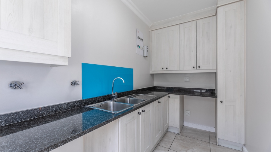To Let 4 Bedroom Property for Rent in Bloubergstrand Western Cape